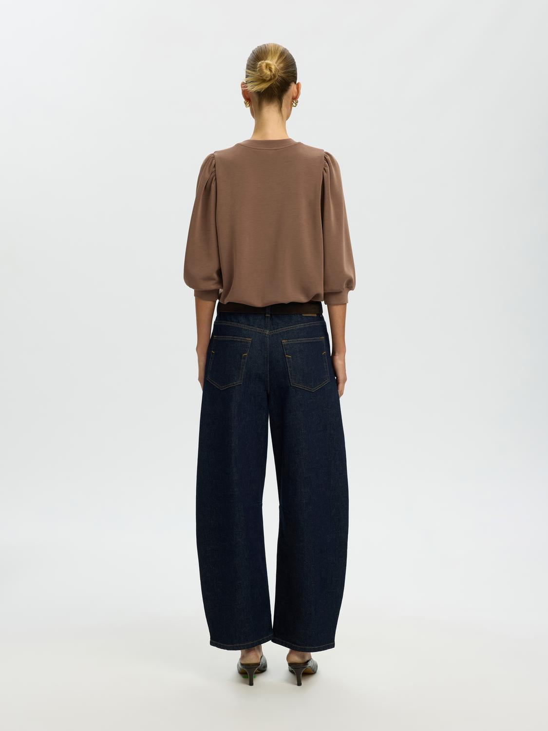 model_shot-back